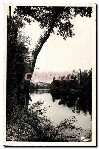 Ansichtskarte AK Larche (Correze) Les bords de la Vezere et vue sur Larche