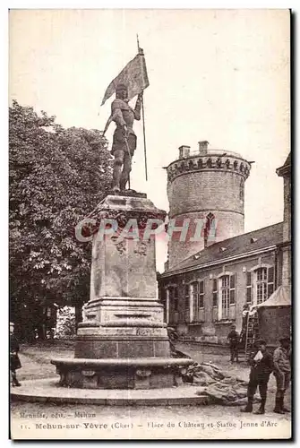 Ansichtskarte AK Mehun sur Yevre (Cher) Place de Chateau et Statue Jenne d Are