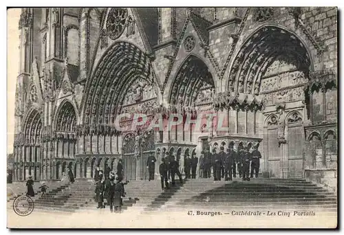 Ansichtskarte AK Bourges Cathedrale Les Cinq Portails Militaria