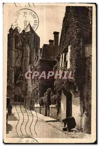 Cartes postales Bourges (Cher) vieille rue dans le fond la cathedrale