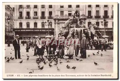 Ansichtskarte AK Lyon Les pigeons familiers de la place des Terreaux autour de la fontaine Bartholdi