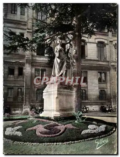 Ansichtskarte AK Angouleme Dons le Square de I Hotel de Ville Statue de Marguerite de Valois