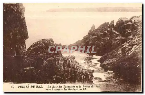 Cartes postales Pointe Du Raz La Baie des Trepasses et la Pointe du Van vues a travers les Rochers LL