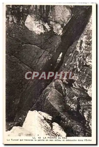 Cartes postales La Pointe du Raz Le Tunnel qul traverse la Pointe en Son Milleu et debouche dans I Enfer