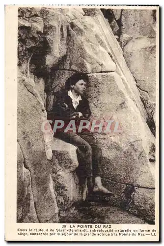 Ansichtskarte AK La Pointe du Raz Dans le fautuil de Sarah Bernhardt infractuosite naturelle en forme de siege co