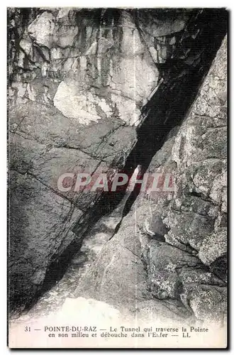 Ansichtskarte AK La Pointe du Raz Le Tunnel qui traverse la Pointe en son milieu et debouche dans I Enfer LL