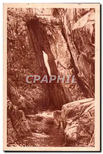 Cartes postales Ponte Du Raz La Grotte Des Cormorans Cette Grotte Traverse De Part En Part La Pointe a Son Point