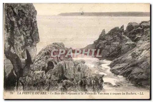 Ansichtskarte AK Pointe du Raz La Baie Trepasses et la Pointe du Van vues d travers les Rochers