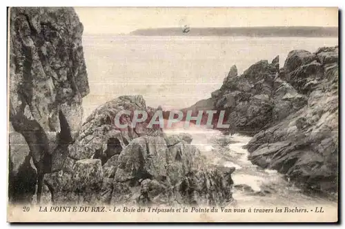 Cartes postales Pointe du Raz La Baie Trepasses et la Pointe du Van vues d travers les Rochers