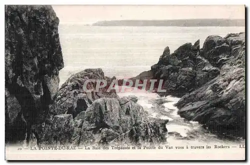 Ansichtskarte AK La Pointe Du Raz La Baie des Trepasses et la Pointe du Van vues a travers les Rochers