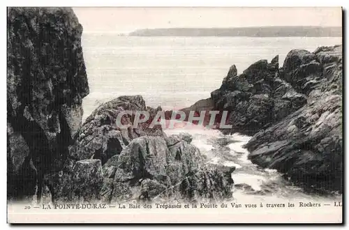 Cartes postales La Pointe Du Raz La Baie des Trepasses et la Pointe du Van vues a travers les Rochers