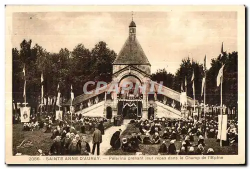 Cartes postales Sainte Anne D Auray Pelerins prenant leur repas dans le Champ de I Epine Folklore