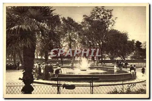 Ansichtskarte AK Brest place du chateau et le jet d eau Enfants