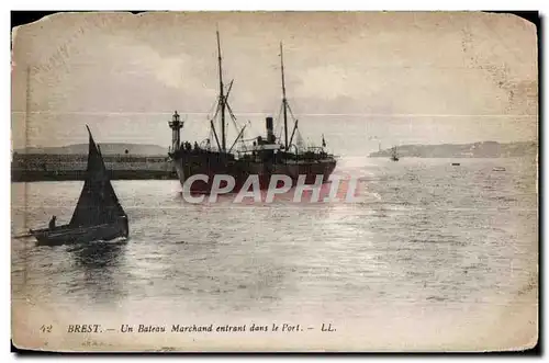 Cartes postales Brest Un Bateau Marchand entrant dans le Port