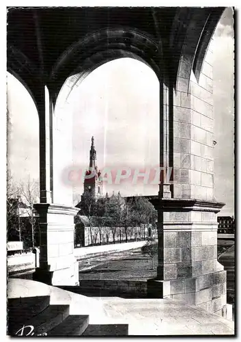 Cartes postales En Bretagne a Sainte Anne D Auray (Morbihan) Le Clocher de la Basilique vue du Monument aux Mort