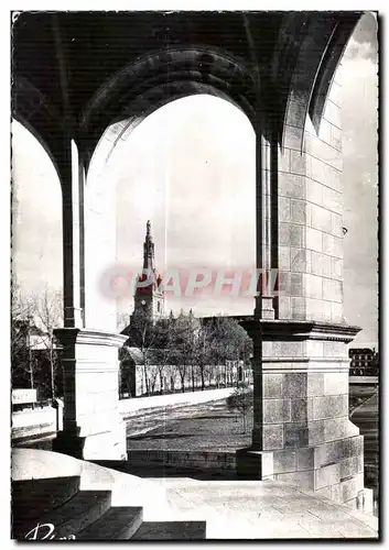 Cartes postales En Bretagne a Sainte Anne D Auray (Morbihan) Le Clocher de la Basilique vue du Monument aux Mort