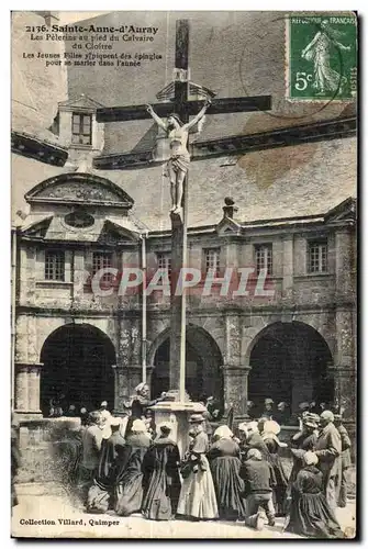 Ansichtskarte AK Sainte Anne d Auray Les Pelerine au pied du Calvaire du Cloitre Les Jeunes Filles Ypiquent des e