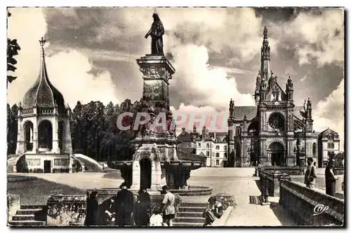 Cartes postales Sainte Anne D Auray Le Monument aux Morts La Fontaine et la Basilique