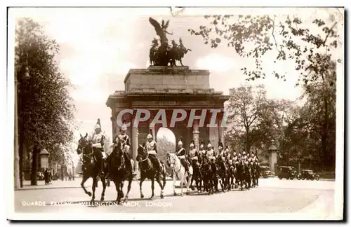 Ansichtskarte AK Guards Passing Wellington Arch London