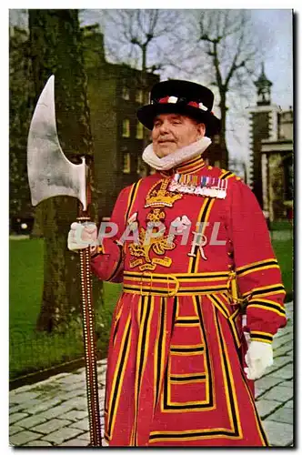 Cartes postales Yeoman Warder at the Tower of London Militaria Uniforme soldat