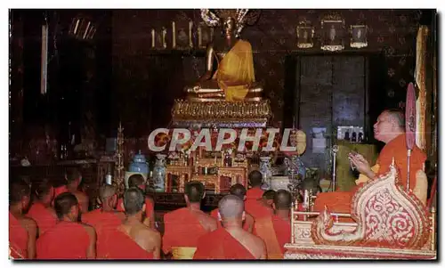 Cartes postales Monks Offering Prayers in a Bangok Temple Thailand