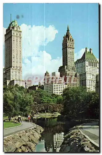 Cartes postales Central Park New York City A winding brook and picturesque bridge in Central Park in the heart o