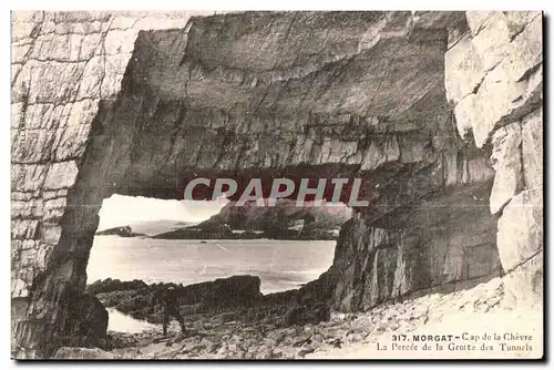 Cartes postales Morgat Cap de la Chevre La Percee de la Grotte des Tunncls