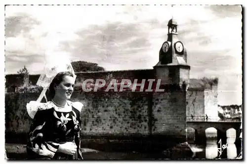 Cartes postales Concarneau (Finistere) Jeune Fille de Concarneau Devant les remparts de la ville Close