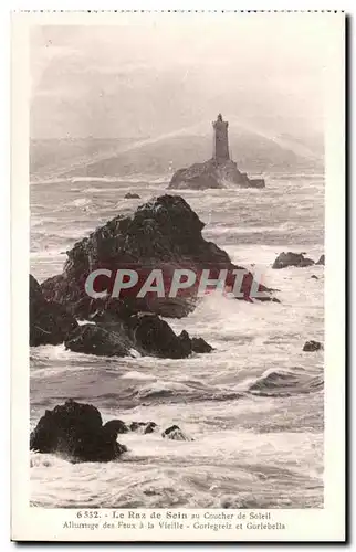 Cartes postales La Pointe du Raz de Sein au Coucher de Soleil Allumuge des Feux a la Vieille Gorlegreiz et Gorle