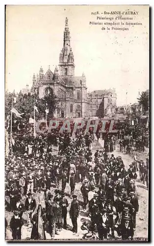 Cartes postales Ste Anne D Auray Pelerinage d Hommes Pelerins attendant la formation de la Procession