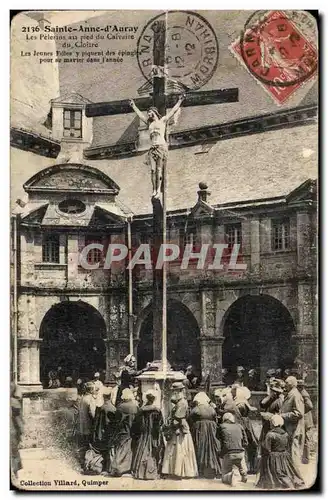 Cartes postales Sainte Anne d Auray Les Pelerins au pied du Calvaire du Cloitre Christ