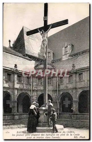 Ansichtskarte AK Sainte Anne D Auray La croix du Clotre les jeunes gens piquent