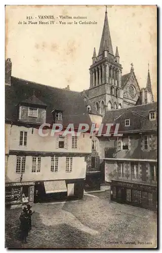 Cartes postales Vannes Vieilles Maisons de la Place Henri IV Vue sur la Cathedrale