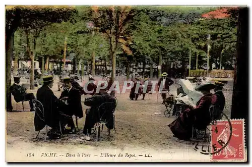 Ansichtskarte AK Vichy Dans le Parc l Heure du Repos