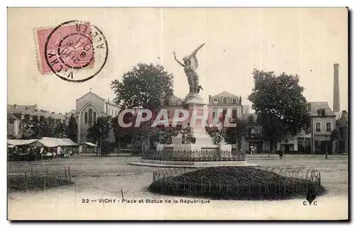 Cartes postales Vichy Place et Statue de la Republique