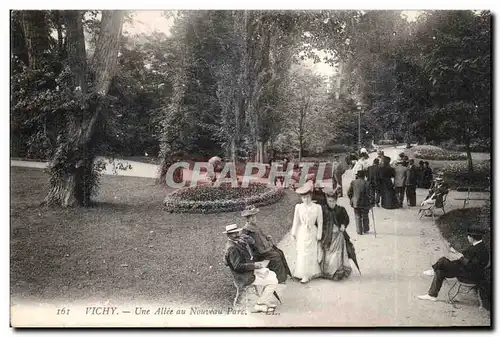 Cartes postales Vichy Une Allee au Nouveau Parc