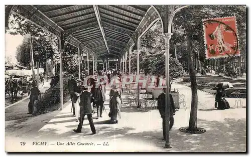 Cartes postales Vichy Une Allee Couverte