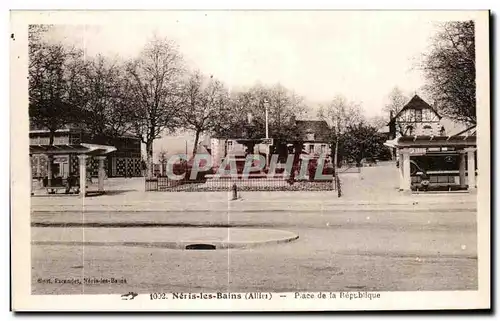 Ansichtskarte AK Neris les Bains Allier PLace de la Repubilique