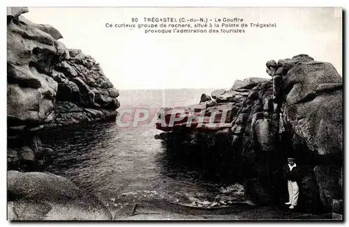 Ansichtskarte AK Tregastel Le Gouffre Ce curieux groupe de rochers situe a la Pointe de Tregastel provoque l admi