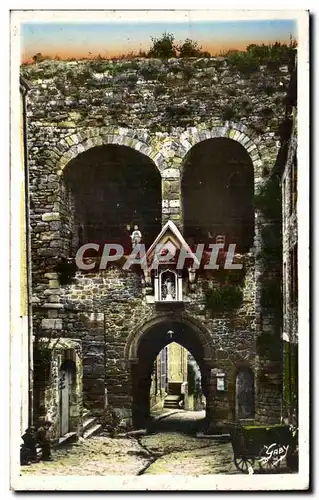 Cartes postales Dinan La Porte du Jerzual La plus ancienne des portes de la Ville qui conduit au Pont gothique d