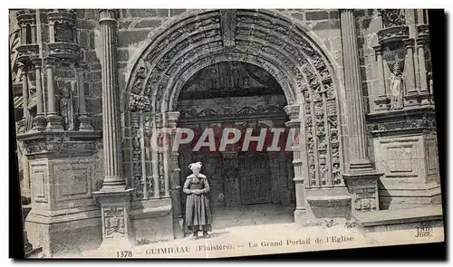 Ansichtskarte AK Gumiliau (Finistere) Le Grand Portail de I Eglise Costume Folklore