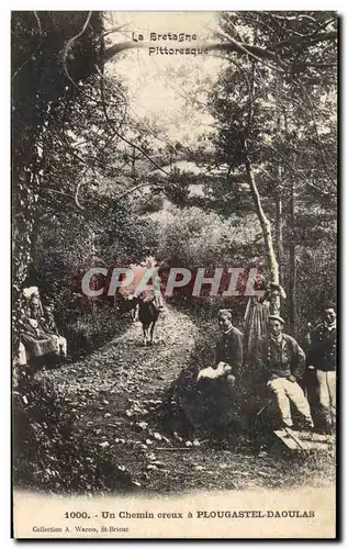 Cartes postales Un Chemin creux a Plougastel Daoulas Costumes Bretons Folklore