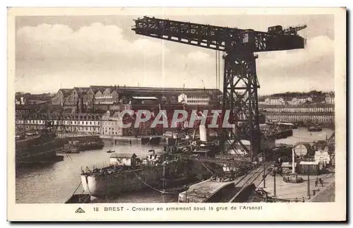 Cartes postales Brest Croiseur en armement Sous la grue de l Arsenal Bateau