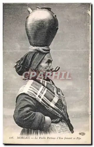 Cartes postales Morlaix La Vieilla porteuse d Eau fumant sa Pipe Folklore Costume