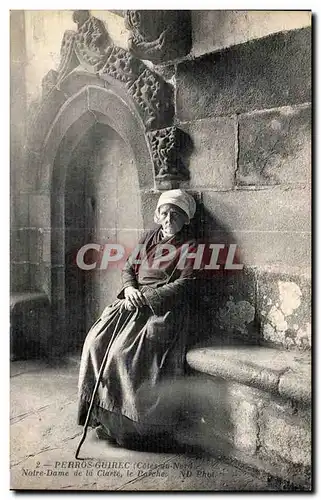 Ansichtskarte AK Perros Guirec (Cotes da Nord) Notre Dame de la Clarte le Porche Folklore Costume Femme