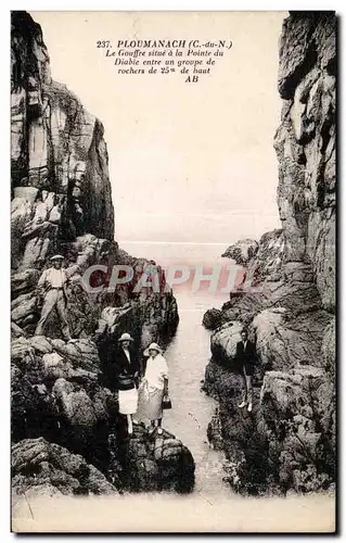 Ansichtskarte AK Ploumanach Le Gouffre Situe a la Pointe du Diable entre un groupe de Rochers de de haut