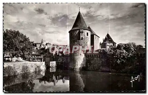 Ansichtskarte AK Fougeres Entree du Chateau et etang de la Couarde