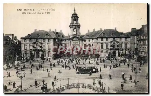 Ansichtskarte AK Rennes L Hotel de Ville et la Place un jour de Fete Tramway