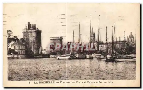 Ansichtskarte AK La Rochelle Vue vers les Tours et Bassin a Flot Bateaux