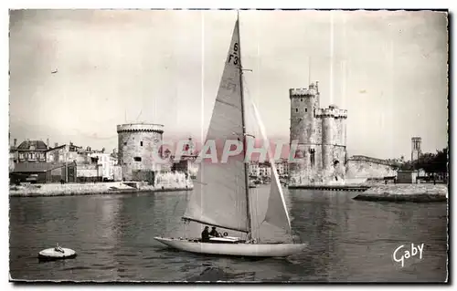 Ansichtskarte AK La Rochelle Les Tours de L Entree du Port Bateau